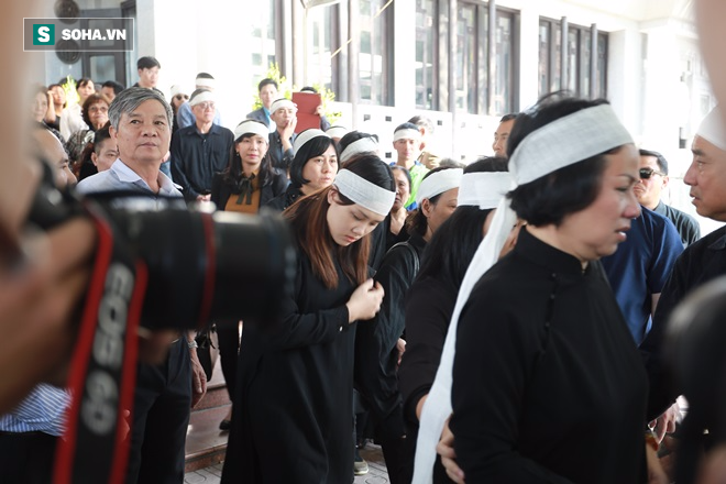 Các nghệ sĩ khóc nức nở, đau xót nhìn NSƯT Phạm Bằng lần cuối - Ảnh 10.