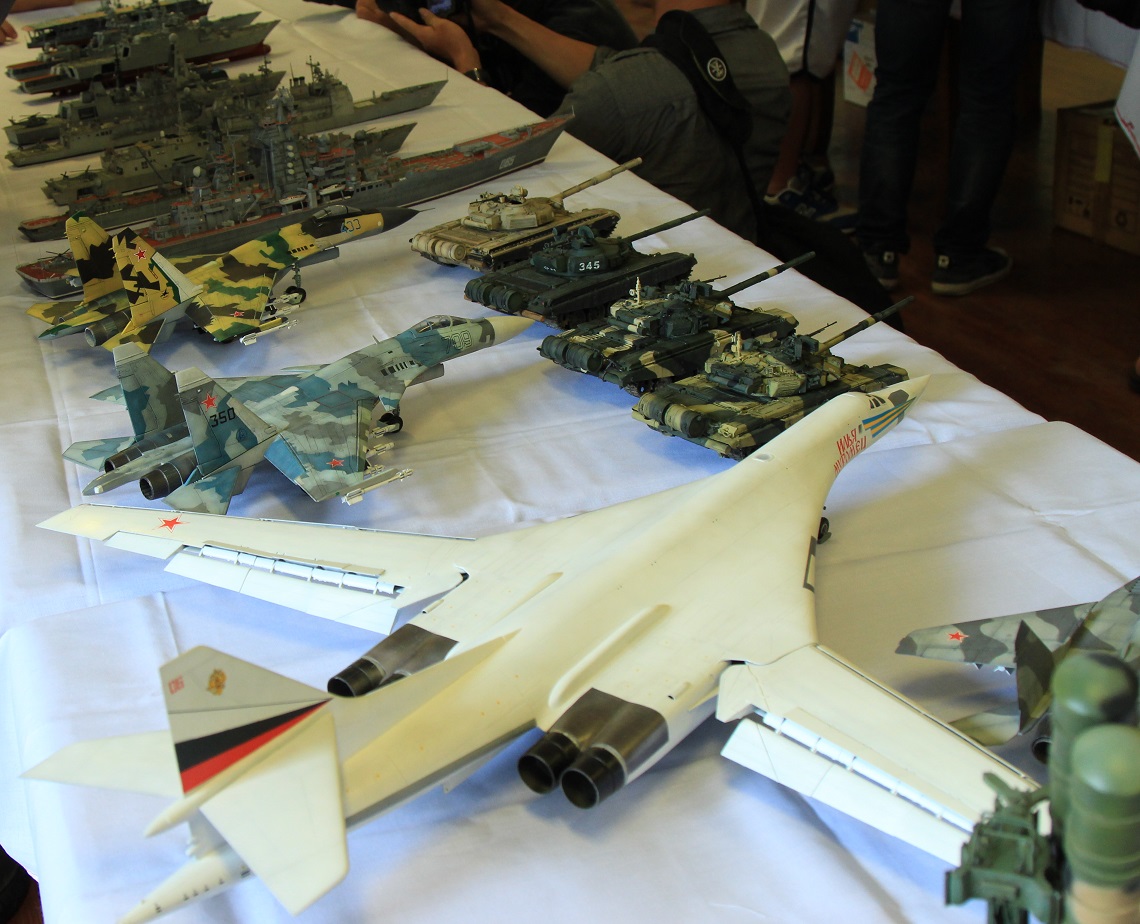 T-72B3, T-90, Su-30SM, Su-35 bất ngờ đồng loạt lộ diện tại Hà Nội - Ảnh 2. T-72B3, T-90, Su-30SM, Su-35 bất ngờ đồng loạt lộ diện tại Hà Nội - Ảnh 2.