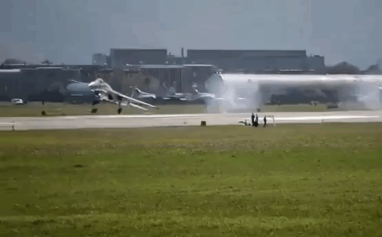 Los errores de aterrizaje, el piloto del avión Su-35 destruyó casi