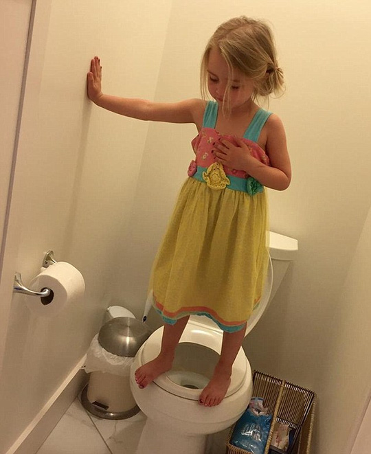 Sự thật gây sốc về hình ảnh bé gái đứng trên bệ toilet - Ảnh 1.