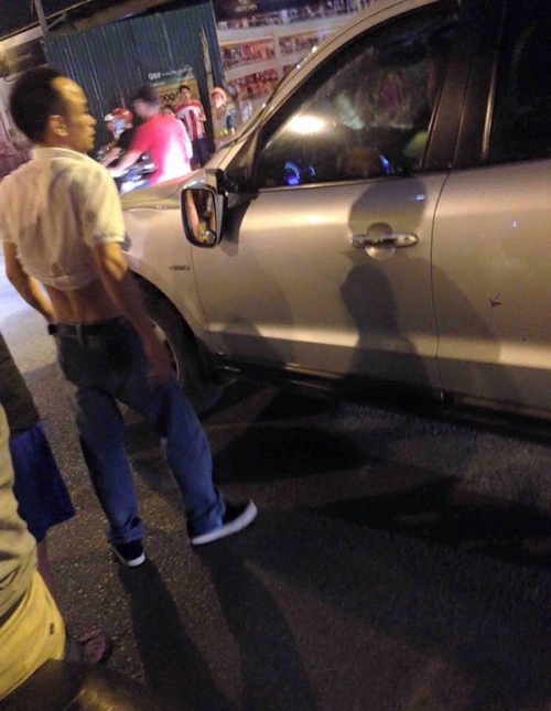 Người đàn ông bắt nạt taxi, bị dân quây liền cố thủ trong xe - Ảnh 3.
