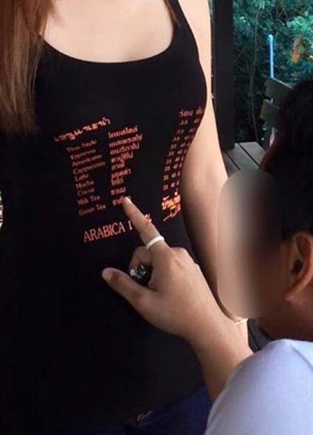 In thực đơn lên ngực áo nhân viên: Khách đỏ con mắt - Ảnh 3. In thực đơn lên ngực áo nhân viên: Khách đỏ con mắt - Ảnh 3.
