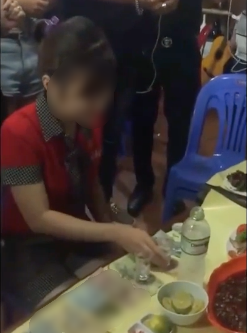 Phát sợ với nghề mới: Uống rượu kiếm tiền của hot girl - Ảnh 3. Phát sợ với nghề mới: Uống rượu kiếm tiền của hot girl - Ảnh 3.