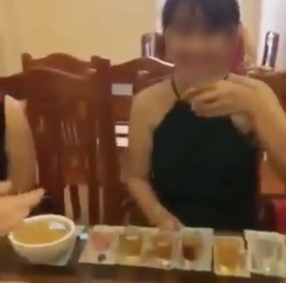 Phát sợ với nghề mới: Uống rượu kiếm tiền của hot girl - Ảnh 5. Phát sợ với nghề mới: Uống rượu kiếm tiền của hot girl - Ảnh 5.