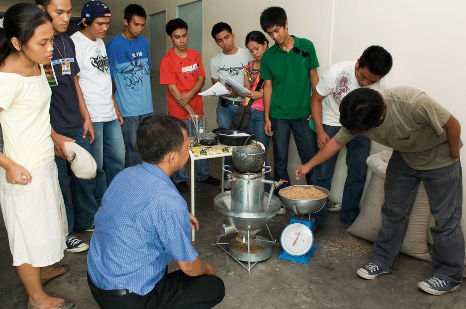Bếp cải tiến cực lạ: Nấu ăn giờ chỉ cần vỏ trấu! - Ảnh 2. Bếp cải tiến cực lạ: Nấu ăn giờ chỉ cần vỏ trấu! - Ảnh 2.