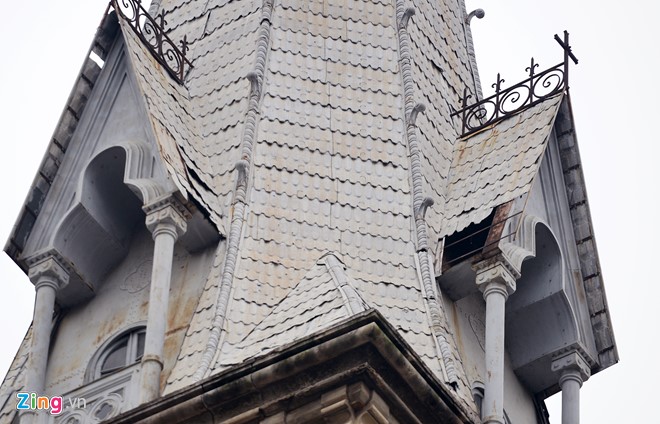 Mái ngói hư hỏng nặng, nhà thờ Đức Bà Sài Gòn kêu cứu - Ảnh 11.