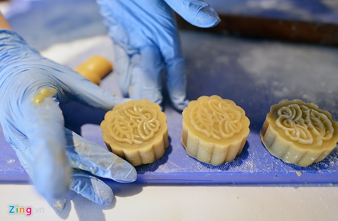 Bên trong lò sản xuất bánh Trung thu 5 sao - Ảnh 11.