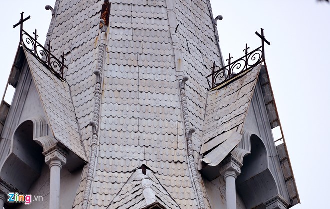 Mái ngói hư hỏng nặng, nhà thờ Đức Bà Sài Gòn kêu cứu - Ảnh 12.