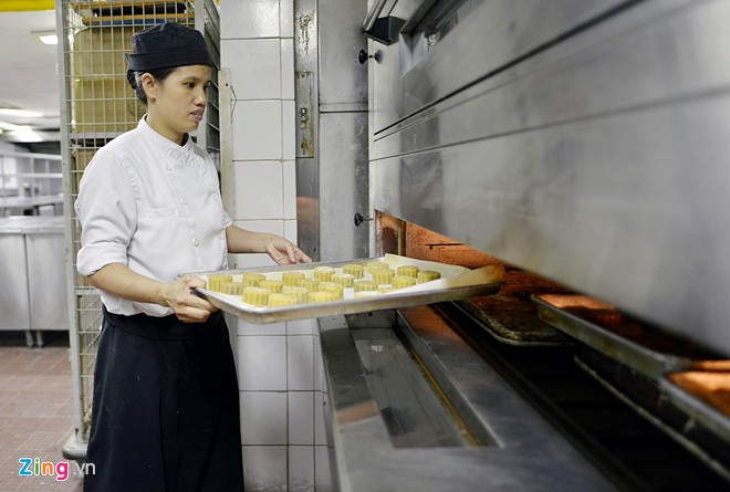Bên trong lò sản xuất bánh Trung thu 5 sao - Ảnh 13.