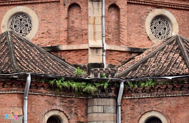 Mái ngói hư hỏng nặng, nhà thờ Đức Bà Sài Gòn kêu cứu - Ảnh 16.
