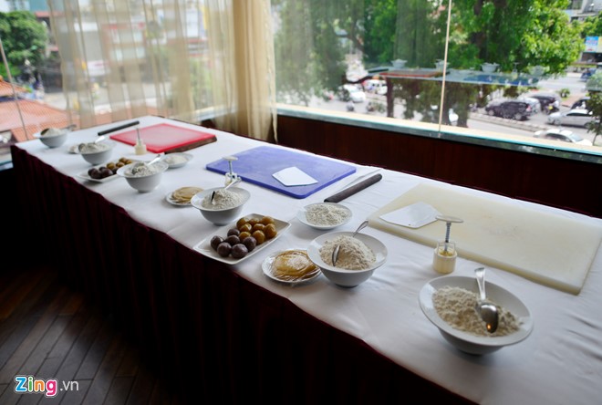 Bên trong lò sản xuất bánh Trung thu 5 sao - Ảnh 2.