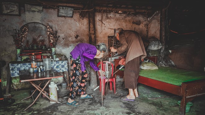Cuộc sống khốn khổ của hai cụ già gần trăm tuổi - Ảnh 2. Cuộc sống khốn khổ của hai cụ già gần trăm tuổi - Ảnh 2.