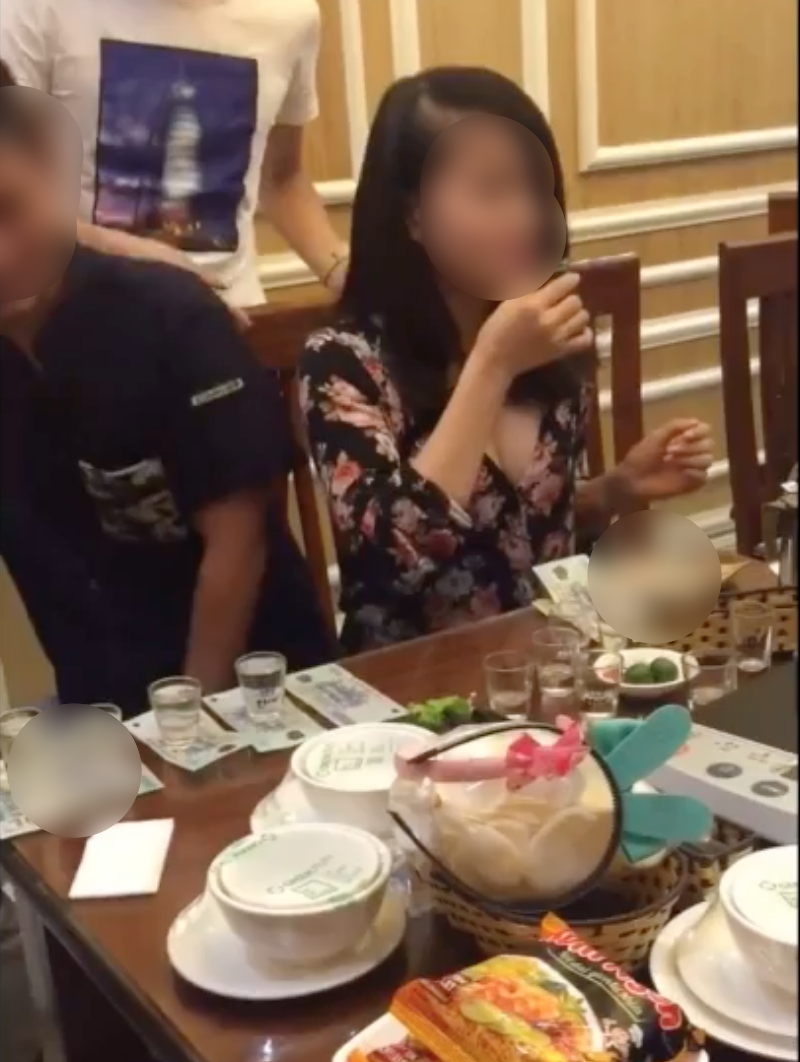Phát sợ với nghề mới: Uống rượu kiếm tiền của hot girl - Ảnh 2. Phát sợ với nghề mới: Uống rượu kiếm tiền của hot girl - Ảnh 2.