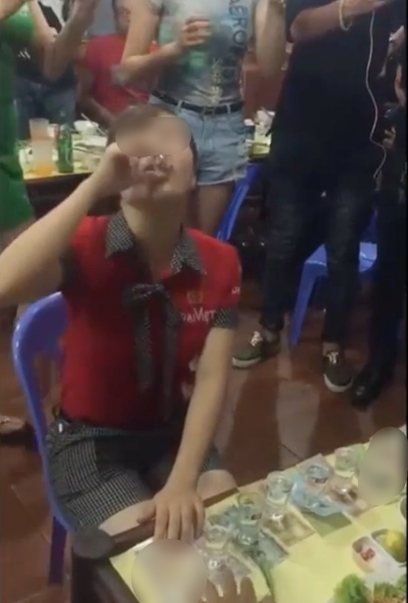 Phát sợ với nghề mới: Uống rượu kiếm tiền của hot girl - Ảnh 4. Phát sợ với nghề mới: Uống rượu kiếm tiền của hot girl - Ảnh 4.