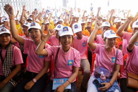 Cận vệ thủ tướng Campuchia bao vây đảng đối lập - Ảnh 1.