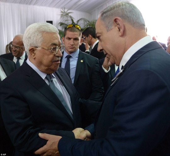 Cái bắt tay lịch sử trong lễ tang ông Shimon Peres - Ảnh 2.