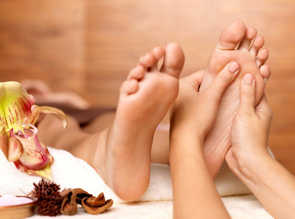 Vào mùa đông, đừng quên massage chân trước khi đi ngủ vì những lý do này - Ảnh 2.
