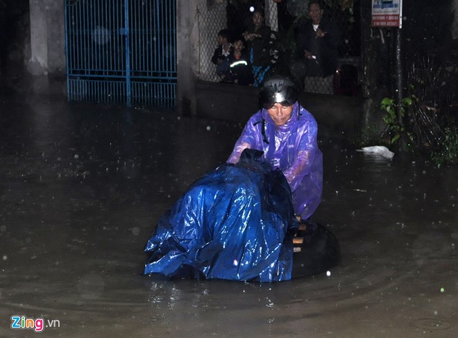 Hàng nghìn nhà dân Quảng Ngãi ngập sâu trong lũ - Ảnh 3. Hàng nghìn nhà dân Quảng Ngãi ngập sâu trong lũ - Ảnh 3.