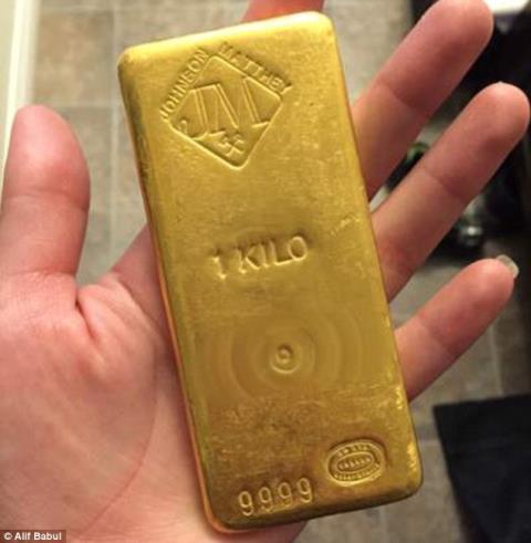 Bất ngờ nhặt được túi vàng trị giá nửa tỷ trong vườn - Ảnh 3.