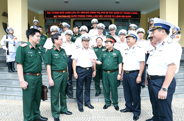 Bộ trưởng Bộ Quốc phòng thăm và làm việc tại Bộ Tư lệnh Hải quân - Ảnh 3. Bộ trưởng Bộ Quốc phòng thăm và làm việc tại Bộ Tư lệnh Hải quân - Ảnh 3.