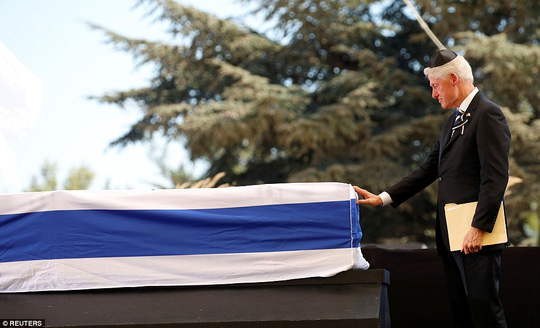 Cái bắt tay lịch sử trong lễ tang ông Shimon Peres - Ảnh 3.