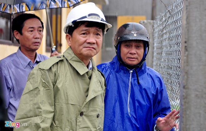 Hàng nghìn nhà dân Quảng Ngãi ngập sâu trong lũ - Ảnh 4. Hàng nghìn nhà dân Quảng Ngãi ngập sâu trong lũ - Ảnh 4.