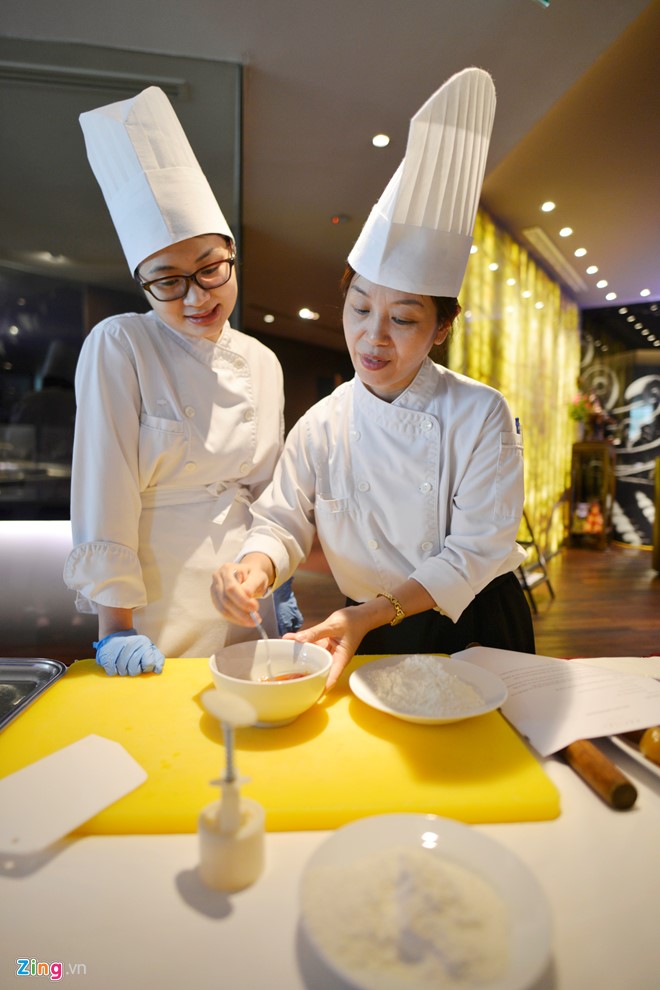 Bên trong lò sản xuất bánh Trung thu 5 sao - Ảnh 4.