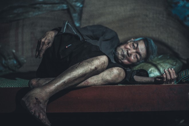 Cuộc sống khốn khổ của hai cụ già gần trăm tuổi - Ảnh 4. Cuộc sống khốn khổ của hai cụ già gần trăm tuổi - Ảnh 4.