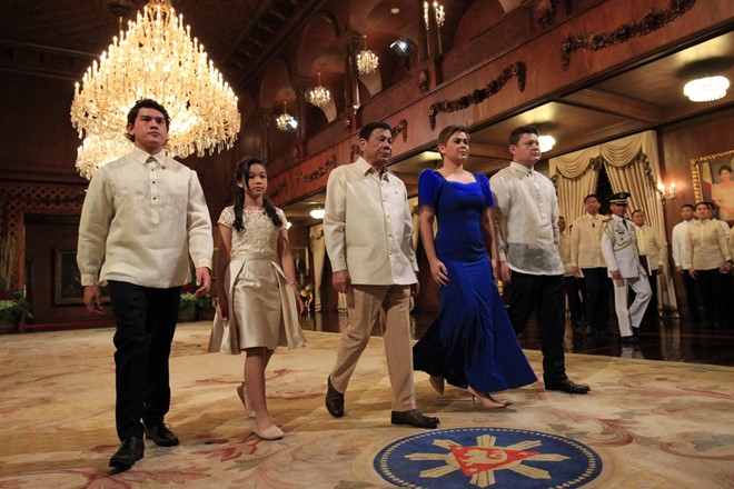 Chuyện tình vị tổng thống cứng rắn của Philippines - Ảnh 3.