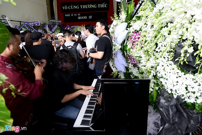 NSƯT Quang Lý được tiễn đưa trong giai điệu Thuyền và biển - Ảnh 5. NSƯT Quang Lý được tiễn đưa trong giai điệu Thuyền và biển - Ảnh 5.