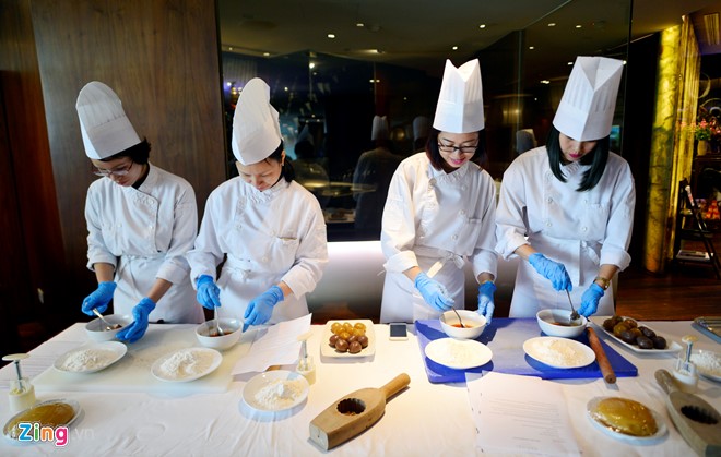 Bên trong lò sản xuất bánh Trung thu 5 sao - Ảnh 6.