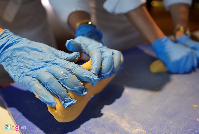 Bên trong lò sản xuất bánh Trung thu 5 sao - Ảnh 8.