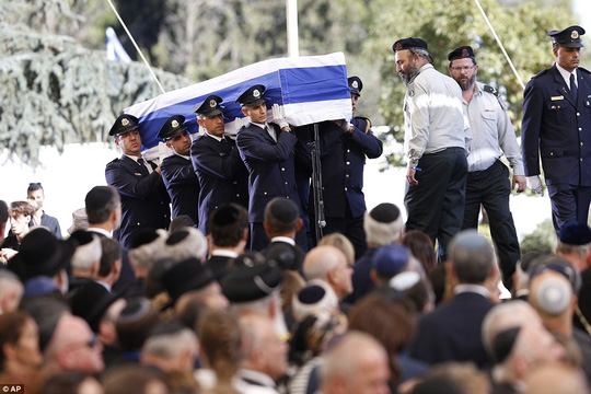 Cái bắt tay lịch sử trong lễ tang ông Shimon Peres - Ảnh 8.