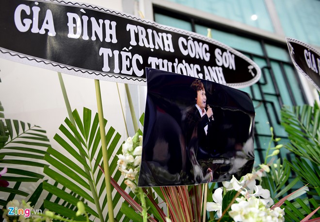 NSƯT Quang Lý được tiễn đưa trong giai điệu Thuyền và biển - Ảnh 9. NSƯT Quang Lý được tiễn đưa trong giai điệu Thuyền và biển - Ảnh 9.