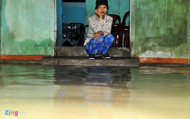 Hàng nghìn nhà dân Quảng Ngãi ngập sâu trong lũ - Ảnh 9. Hàng nghìn nhà dân Quảng Ngãi ngập sâu trong lũ - Ảnh 9.