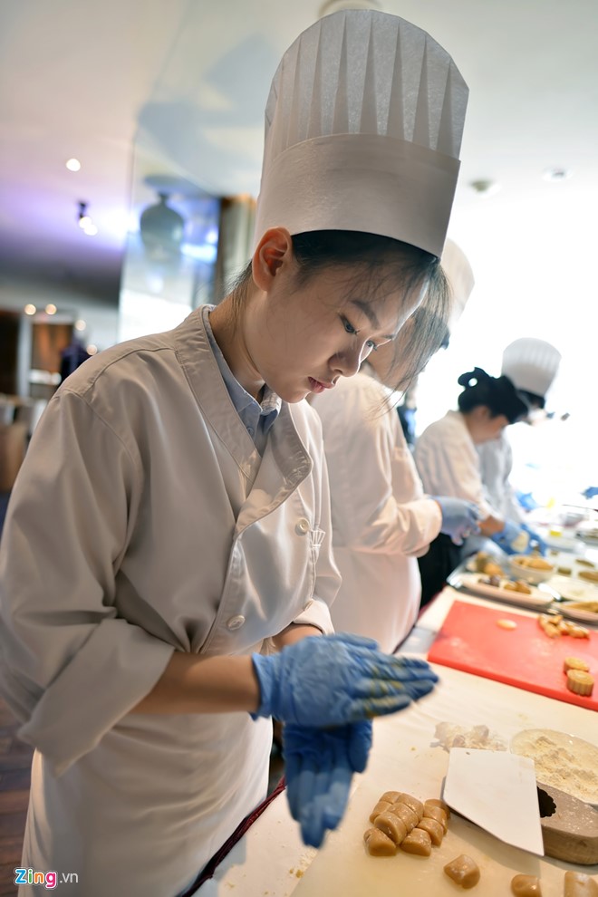 Bên trong lò sản xuất bánh Trung thu 5 sao - Ảnh 9.