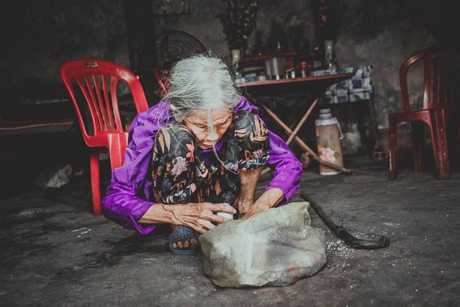Hình ảnh ám ảnh của 2 cụ già gần trăm tuổi trong căn nhà cũ kỹ ở Ninh Bình - ảnh 9
