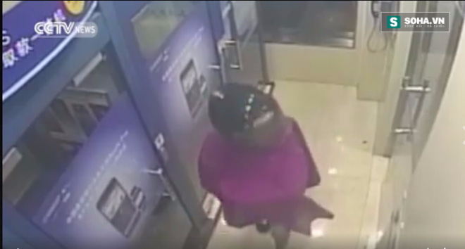 Cô gái trẻ hồn vía lên mây khi bị cướp xồ vào uy hiếp tại cây ATM - Ảnh 2.