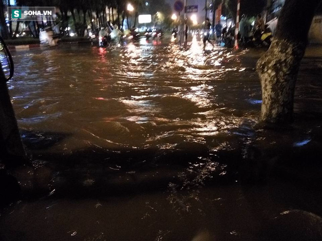 Mưa bão kinh hoàng ở nội thành Hà Nội - Ảnh 1.