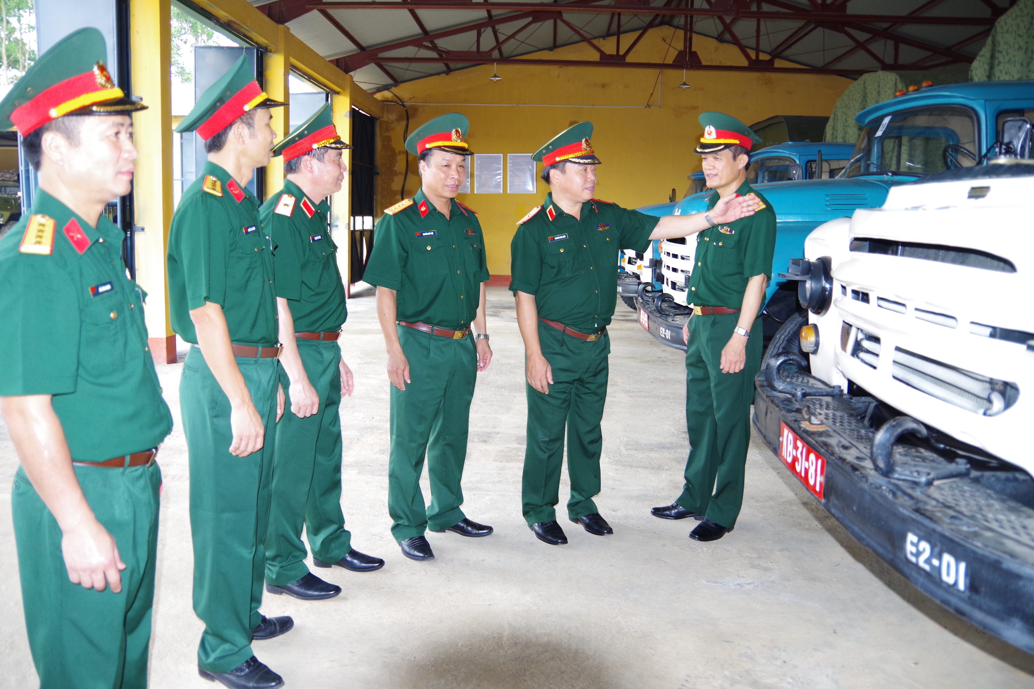 Xe quân sự Kamaz mới tinh đã về cảng - Ảnh 4. Xe quân sự Kamaz mới tinh đã về cảng - Ảnh 4.