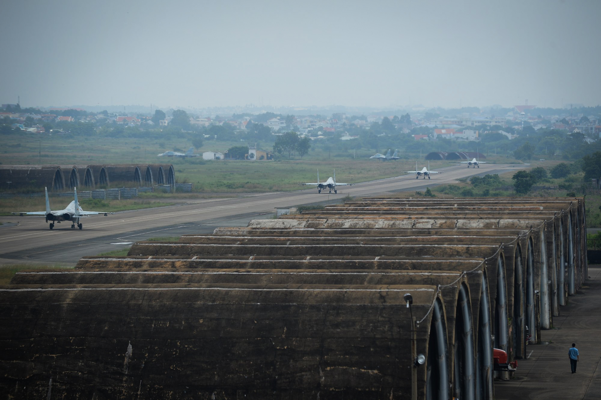 Màn trình diễn Voi đi bộ hoành tráng của Không quân Việt Nam - Ảnh 4. Màn trình diễn Voi đi bộ hoành tráng của Không quân Việt Nam - Ảnh 4.