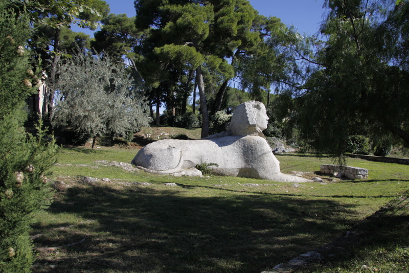 Bí ẩn chưa thể giải mã ở bức tượng Nhân sư lớn nhất châu Âu - Ảnh 3. Bí ẩn chưa thể giải mã ở bức tượng Nhân sư lớn nhất châu Âu - Ảnh 3.