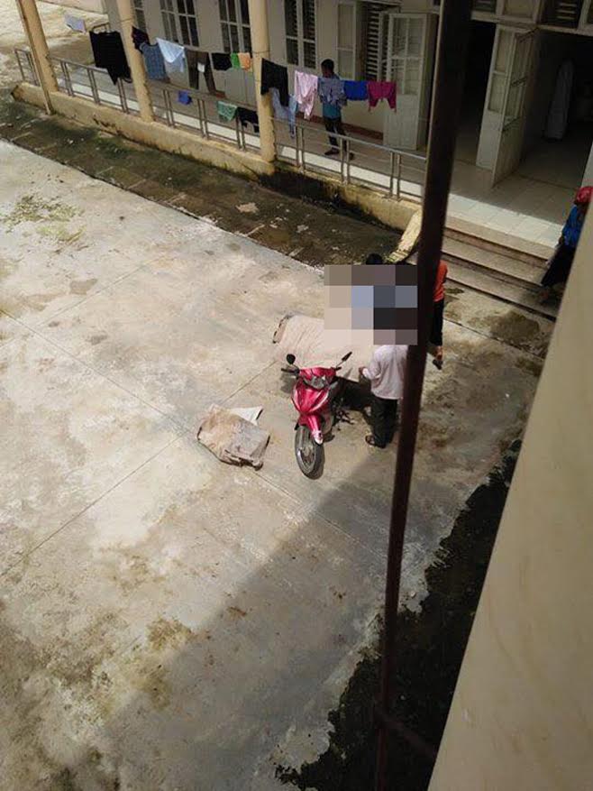 Lại thêm trường hợp quấn chăn chở thi thể về bằng xe máy ở Sơn La - Ảnh 1.