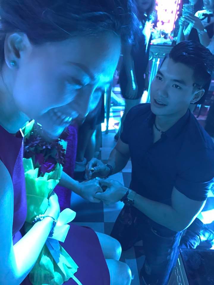 Vượt qua sự cấm đoán, Trương Nam Thành quỳ gối cầu hôn bạn gái - Ảnh 4. Vượt qua sự cấm đoán, Trương Nam Thành quỳ gối cầu hôn bạn gái - Ảnh 4.
