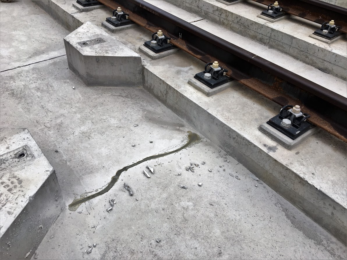 Cận cảnh những vết nứt tại dự án đường sắt trên cao Cát Linh - Hà Đông - Ảnh 2. Cận cảnh những vết nứt tại dự án đường sắt trên cao Cát Linh - Hà Đông - Ảnh 2.