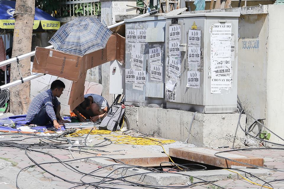Người Hà Nội mặc bìa carton, hai tay hai ô giữa ngày nắng nóng lịch sử - Ảnh 5. Người Hà Nội mặc bìa carton, hai tay hai ô giữa ngày nắng nóng lịch sử - Ảnh 5.