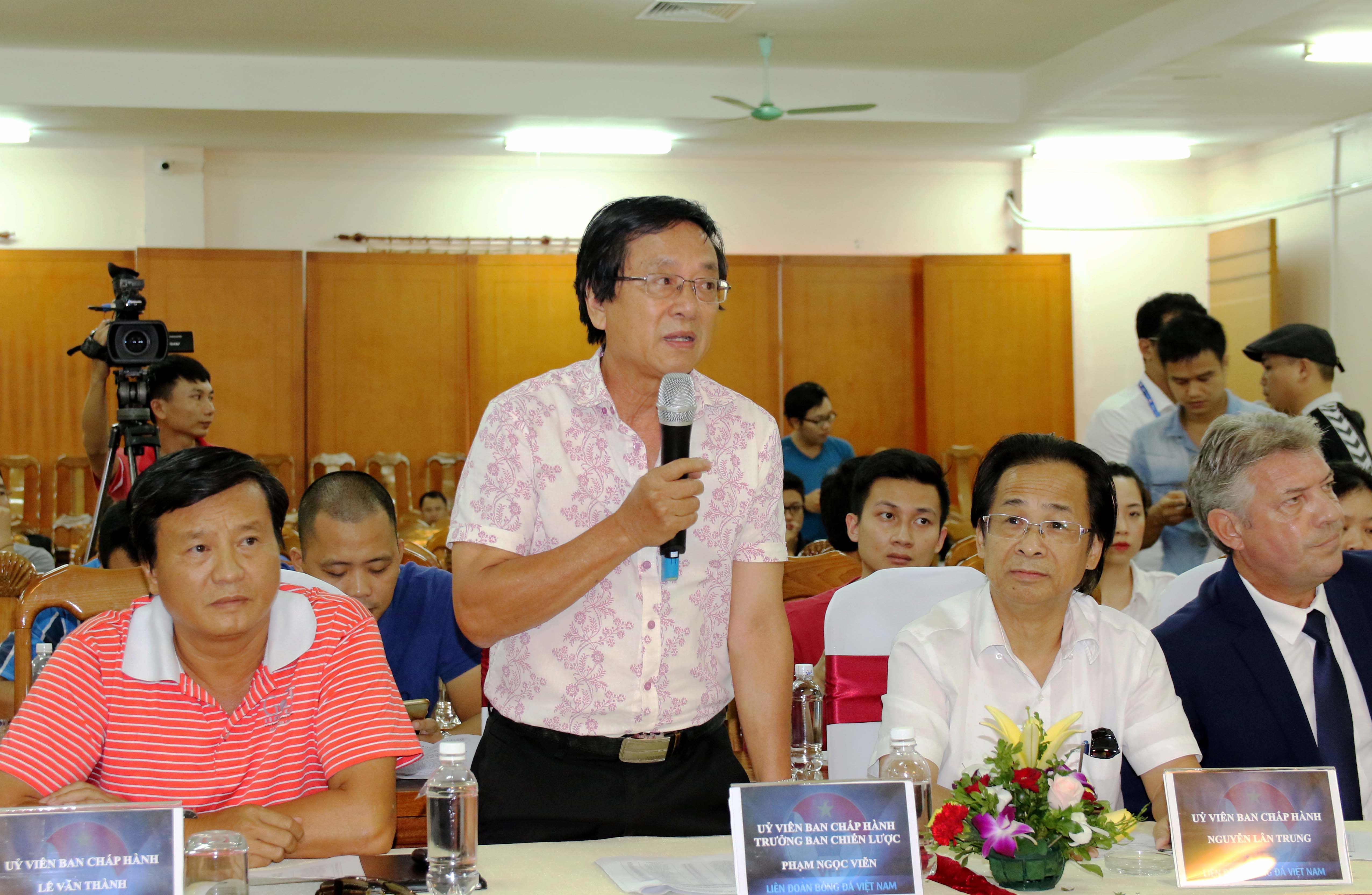 Sếp lớn VFF liên tục tấn công ông Mai Đức Chung giữa buổi họp báo - Ảnh 1. Sếp lớn VFF liên tục tấn công ông Mai Đức Chung giữa buổi họp báo - Ảnh 1.