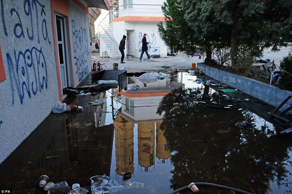 Vì những chiếc áo phao giết người, hàng trăm dân di cư chết đuối trên biển - Ảnh 5. Vì những chiếc áo phao giết người, hàng trăm dân di cư chết đuối trên biển - Ảnh 5.