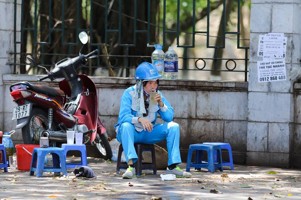 Người Hà Nội mặc bìa carton, hai tay hai ô giữa ngày nắng nóng lịch sử - Ảnh 6. Người Hà Nội mặc bìa carton, hai tay hai ô giữa ngày nắng nóng lịch sử - Ảnh 6.