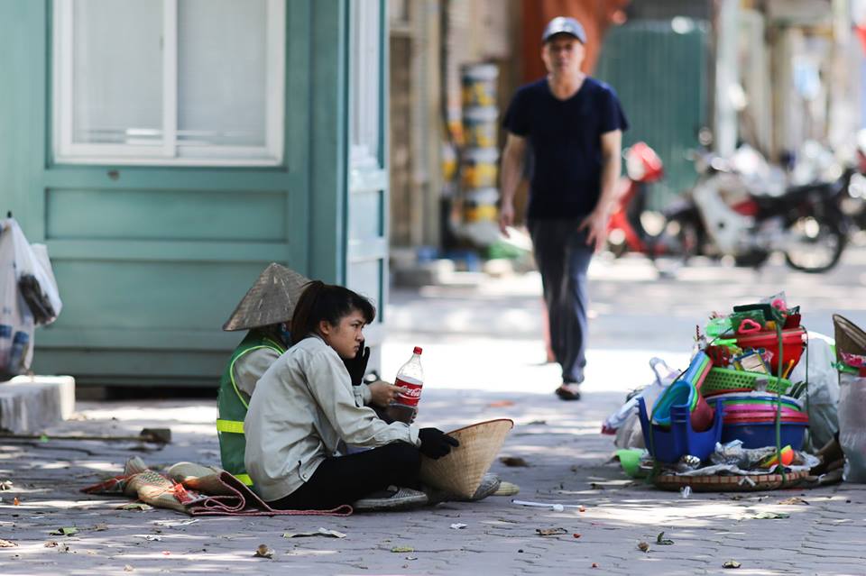 Người Hà Nội mặc bìa carton, hai tay hai ô giữa ngày nắng nóng lịch sử - Ảnh 8. Người Hà Nội mặc bìa carton, hai tay hai ô giữa ngày nắng nóng lịch sử - Ảnh 8.